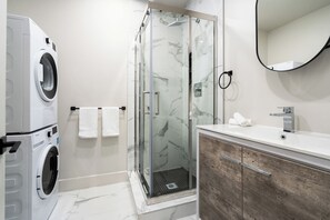 Shower, hair dryer, towels, soap - The Griffin (Montréal)