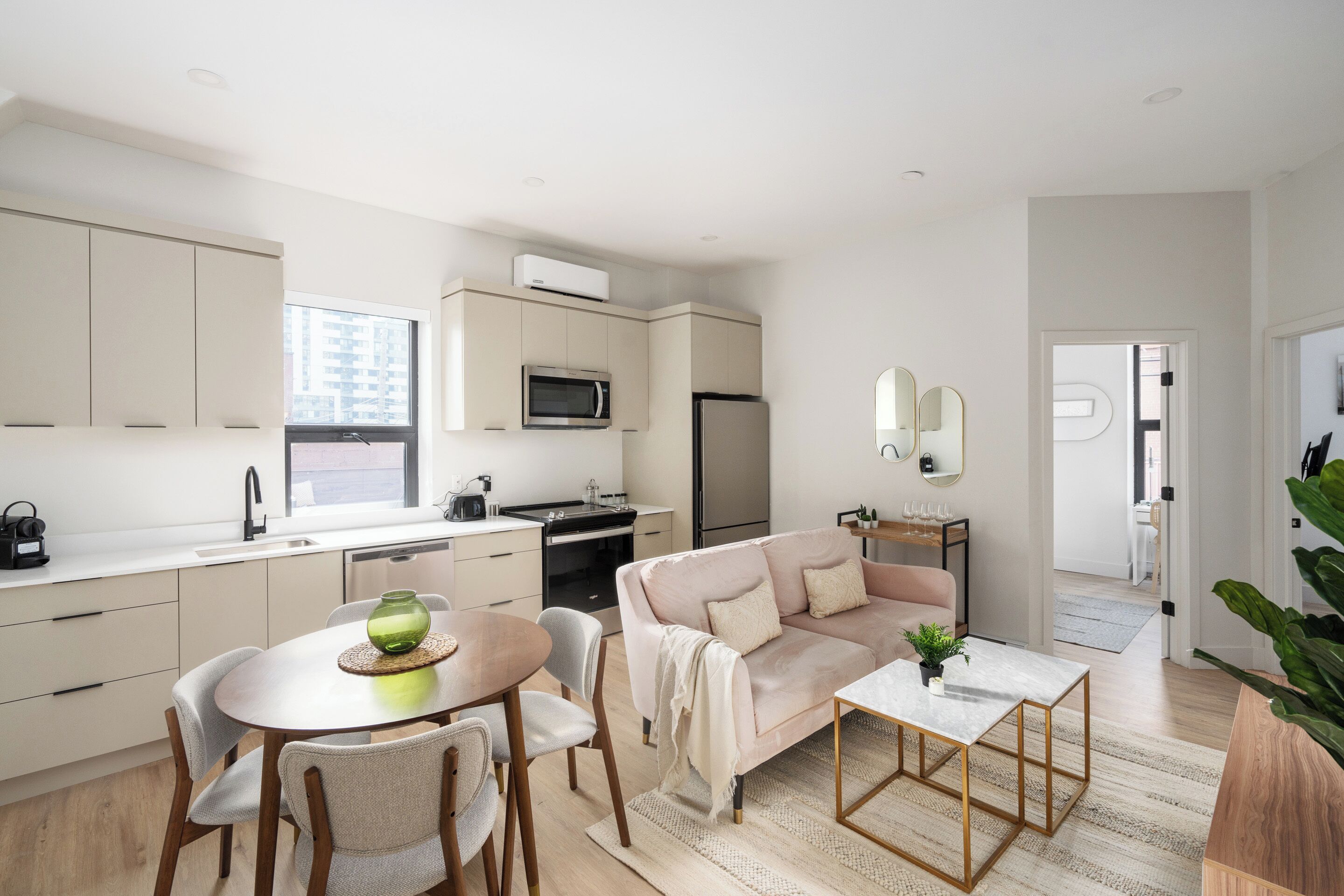Una cocina moderna con comedor, un sofá y una mesa de centro.