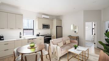 Una cocina moderna con comedor, un sofá y una mesa de centro.