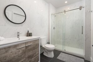 Badeværelse | Gratis toiletartikler, hårtørrer, håndklæder, Toiletpapir