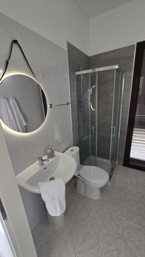 Regadera, secadora de cabello, bidet, toallas 