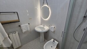 Regadera, secadora de cabello, bidet, toallas 
