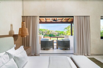 Fully Remodeled 3 bed Luxury Villa w/ Staff, Golf Cart & Premier Access