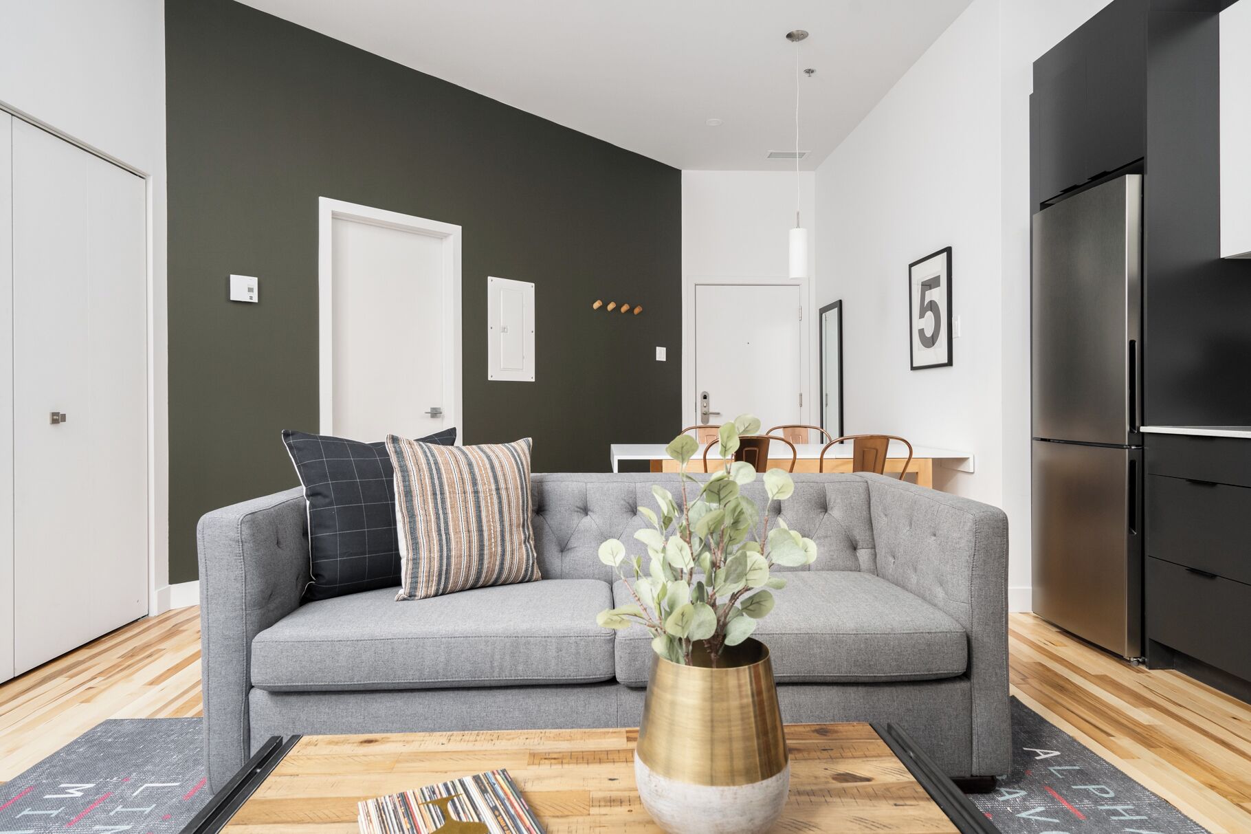 Comfort appartement | Woonruimte | Een 65-inch smart-tv met digitale zenders, Netflix en Hulu