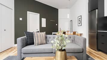 Comfort appartement | Woonruimte | Een 65-inch smart-tv met digitale zenders, Netflix en Hulu