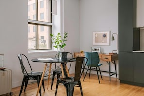 Panoramic-Apartment | Essbereich im Zimmer