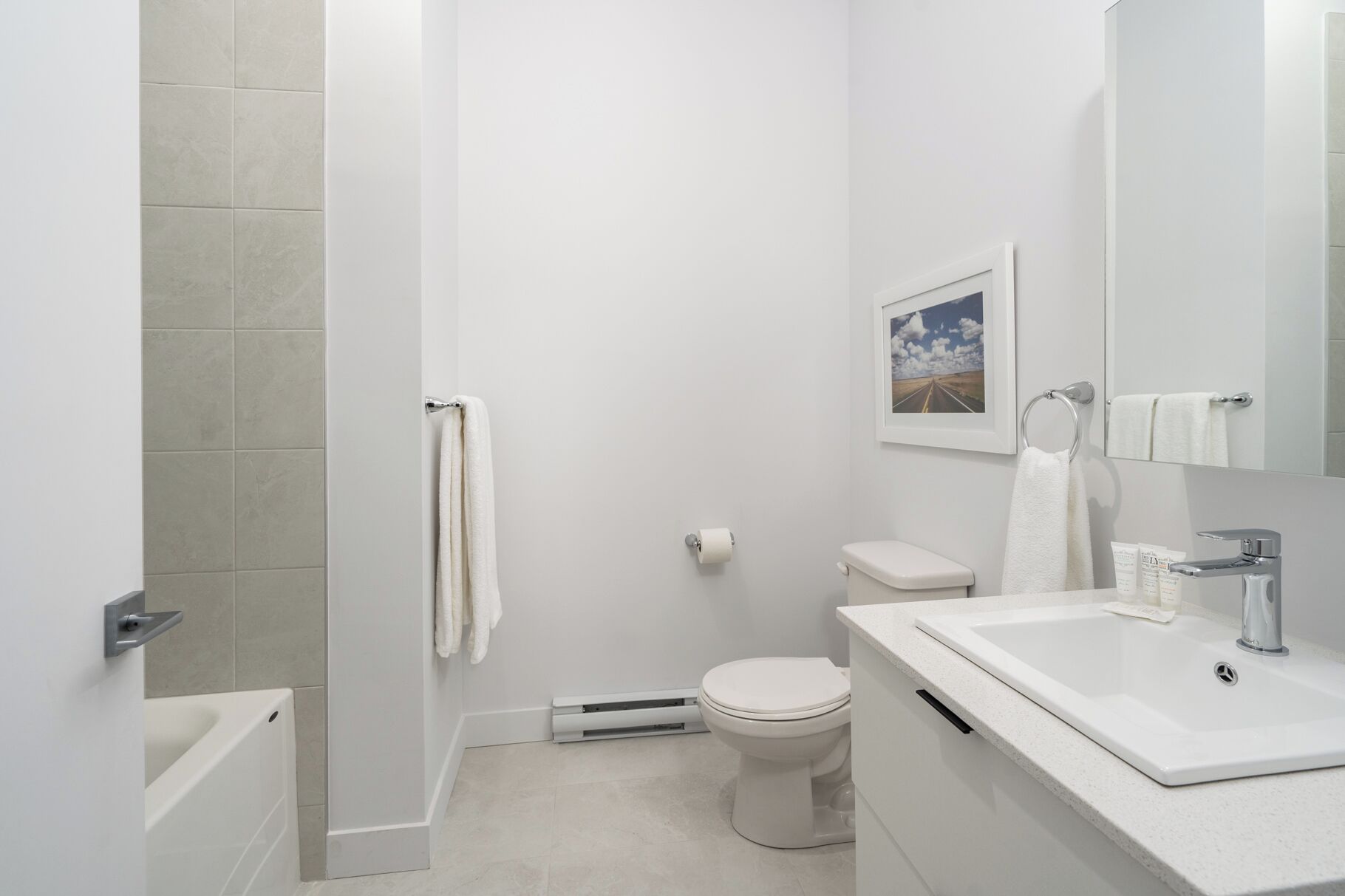 Exclusive Apartment | Bathroom | Combined shower/bathtub, free toiletries, hair dryer, towels