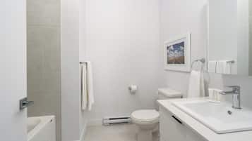 Exclusive Apartment | Bathroom | Combined shower/bathtub, free toiletries, hair dryer, towels