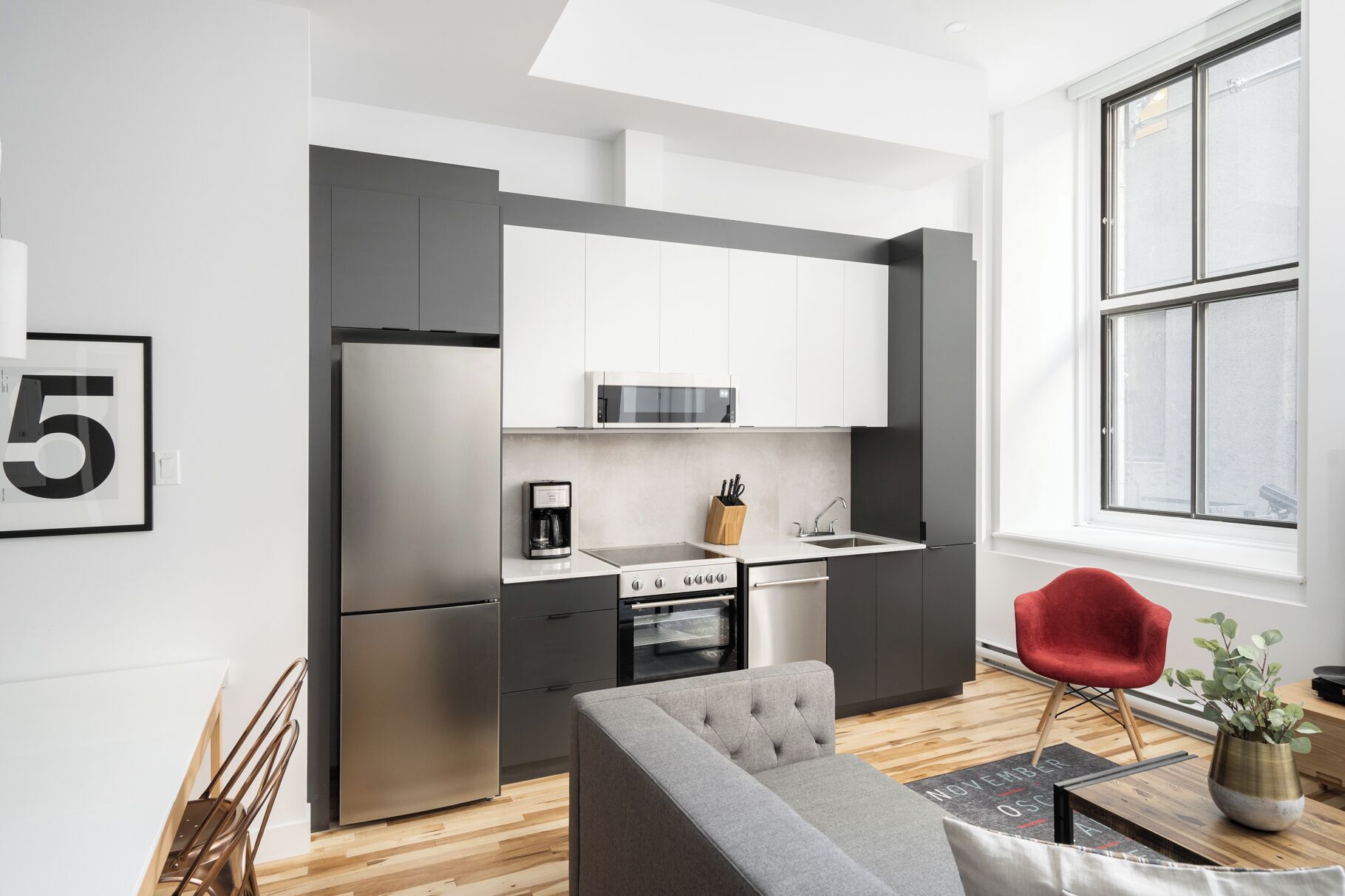 Leilighet – comfort | Oppholdsområde | En 65-tommers smart-TV med digitale kanaler samt Netflix og Hulu