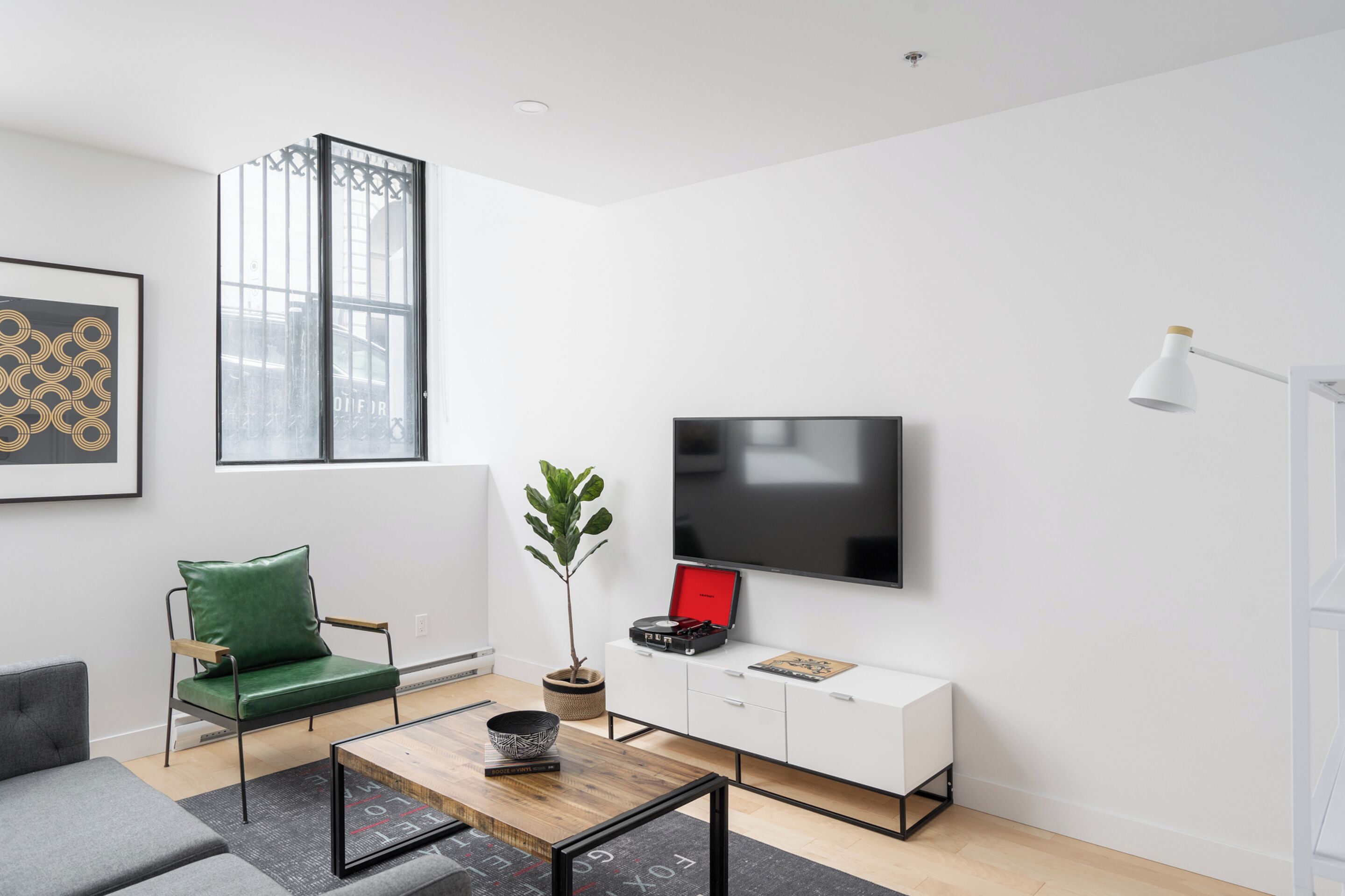 Apartamento design | Área de estar | Smart TV 65 polegadas com canais digitais, Netflix, Hulu