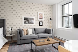 65-inch Smart TV with digital channels, Netflix, Hulu - The Alexander Hotel - Old Montreal (Montréal)