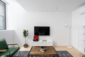 Design Apartment | Living area | 65-inch Smart TV with digital channels, Netflix, Hulu - The Alexander Hotel - Old Montreal (Montréal)