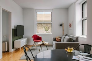 Panoramic-Apartment | Wohnbereich | 65-Zoll-Smart-TV mit Digitalempfang, Netflix, Hulu