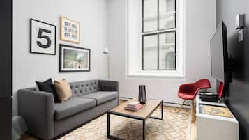 Leilighet – exclusive | Oppholdsområde | En 65-tommers smart-TV med digitale kanaler samt Netflix og Hulu