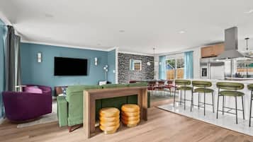 TV connectée, jeux vidéo, baby-foot, médiathèque