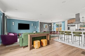 Smart-TV, Videospiele, Tischfußball, Musikbibliothek