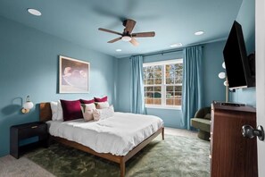 4 bedrooms, desk, iron/ironing board, travel cot - Luxury Escape w/Billiards & Movie/Game Room (Decatur)