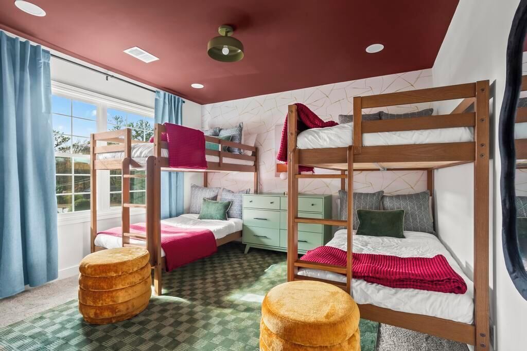 4 bedrooms, desk, iron/ironing board, travel crib