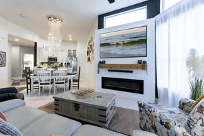Living area - Golf & Pool Retreat Near Gulf Shores Beaches (Gulf Shores)
