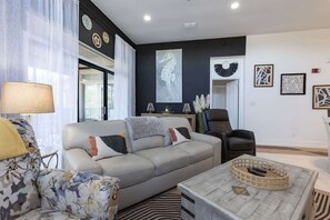 Living area - Golf & Pool Retreat Near Gulf Shores Beaches (Gulf Shores)