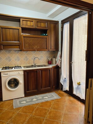 Frigorifero, forno, piano cottura, macchina per tè/caffè