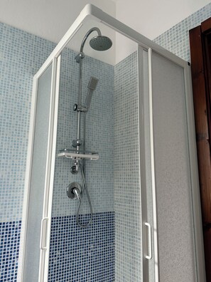 Shower, hair dryer, towels, soap - Nice apartment 100 meters from the sea (Santa Margherita di Pula)
