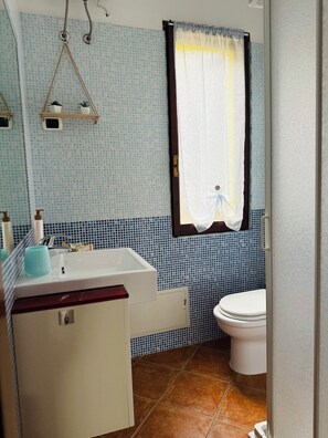 Shower, hair dryer, towels, soap - Nice apartment 100 meters from the sea (Santa Margherita di Pula)