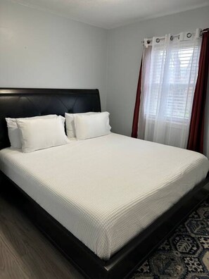 3 عدّة غرف نوم ومكواة/لوح كي وواي فاي وملاءات أسرّة