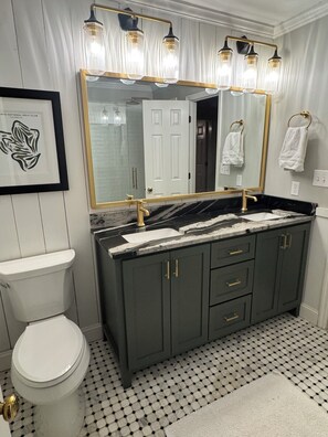 Douche, serviettes fournies, savon, papier toilette