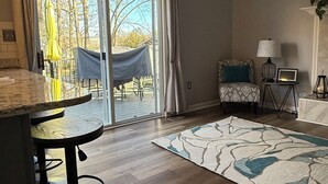 Een moderne woonkamer met een grote schuifdeur naar een terras.