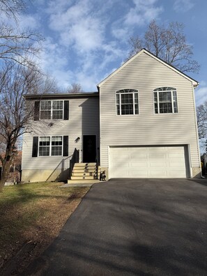 Exterior - Commissioning Week
Spacious 4BR Home Near Annapolis & USNA (Crownsville)