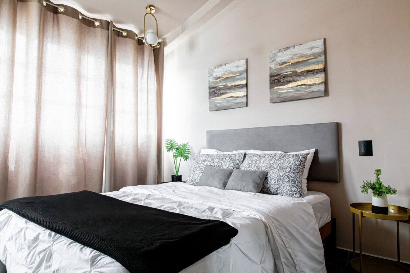 Tabla de planchar con plancha, wifi, ropa de cama