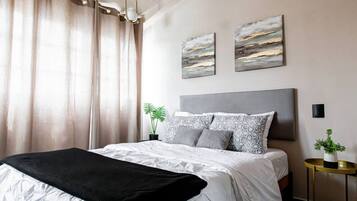 Een strijkplank/strijkijzer, wifi, beddengoed