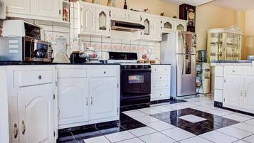 Réfrigérateur, micro-ondes, plaque de cuisson, cafetière/bouilloire