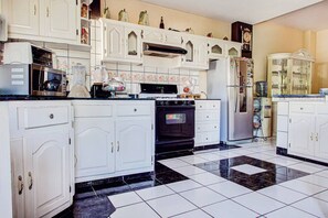 Een koelkast, een microgolfoven, een kookplaat