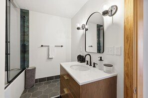 Shower, hair dryer, towels, shampoo - Blue Mountain Retreat | Sunset Views | Fire Pit (Alexander)