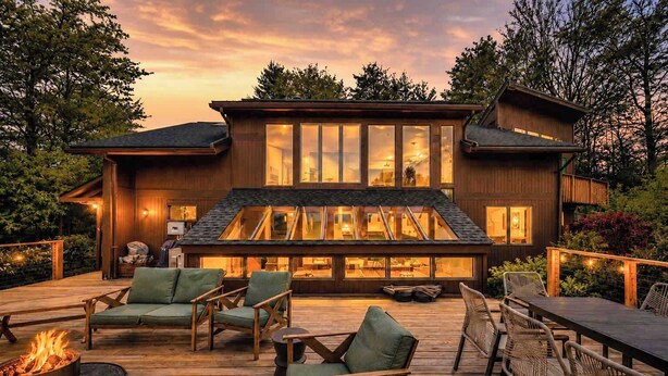A modern house with a deck, outdoor seating, and a fire pit. - Blue Mountain Retreat | Sunset Views | Fire Pit (Alexander)