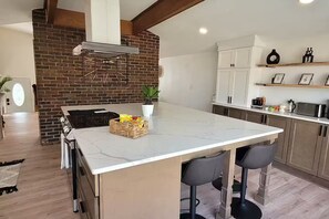 Private kitchen - AshbyPark Retreat: Heart Of DSM, Nature Steps Away (Des Moines)