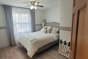 4 bedrooms, iron/ironing board, WiFi, bed sheets - AshbyPark Retreat: Heart Of DSM, Nature Steps Away (Des Moines)