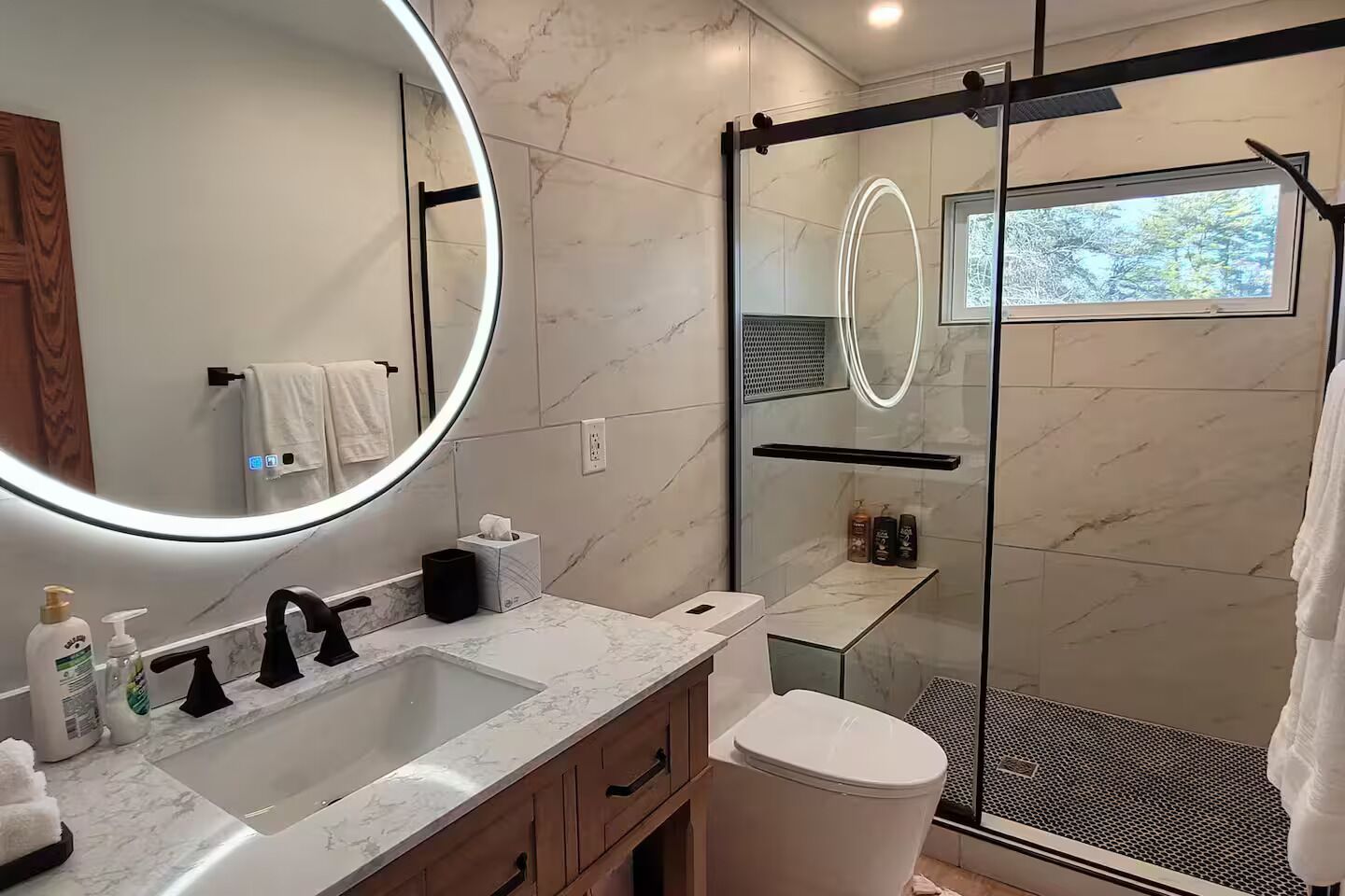 Secadora de cabello, toallas, jabón, papel de baño 