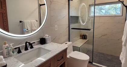 AshbyPark Retreat: Heart Of DSM, Nature Steps Away