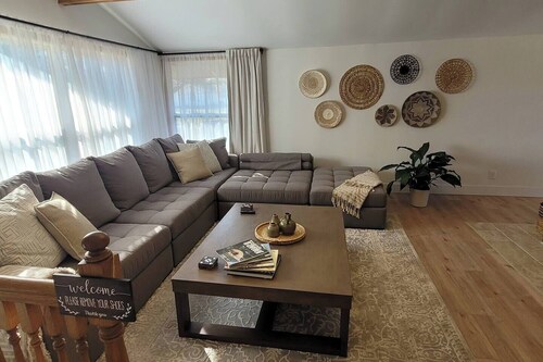 AshbyPark Retreat: Heart Of DSM, Nature Steps Away