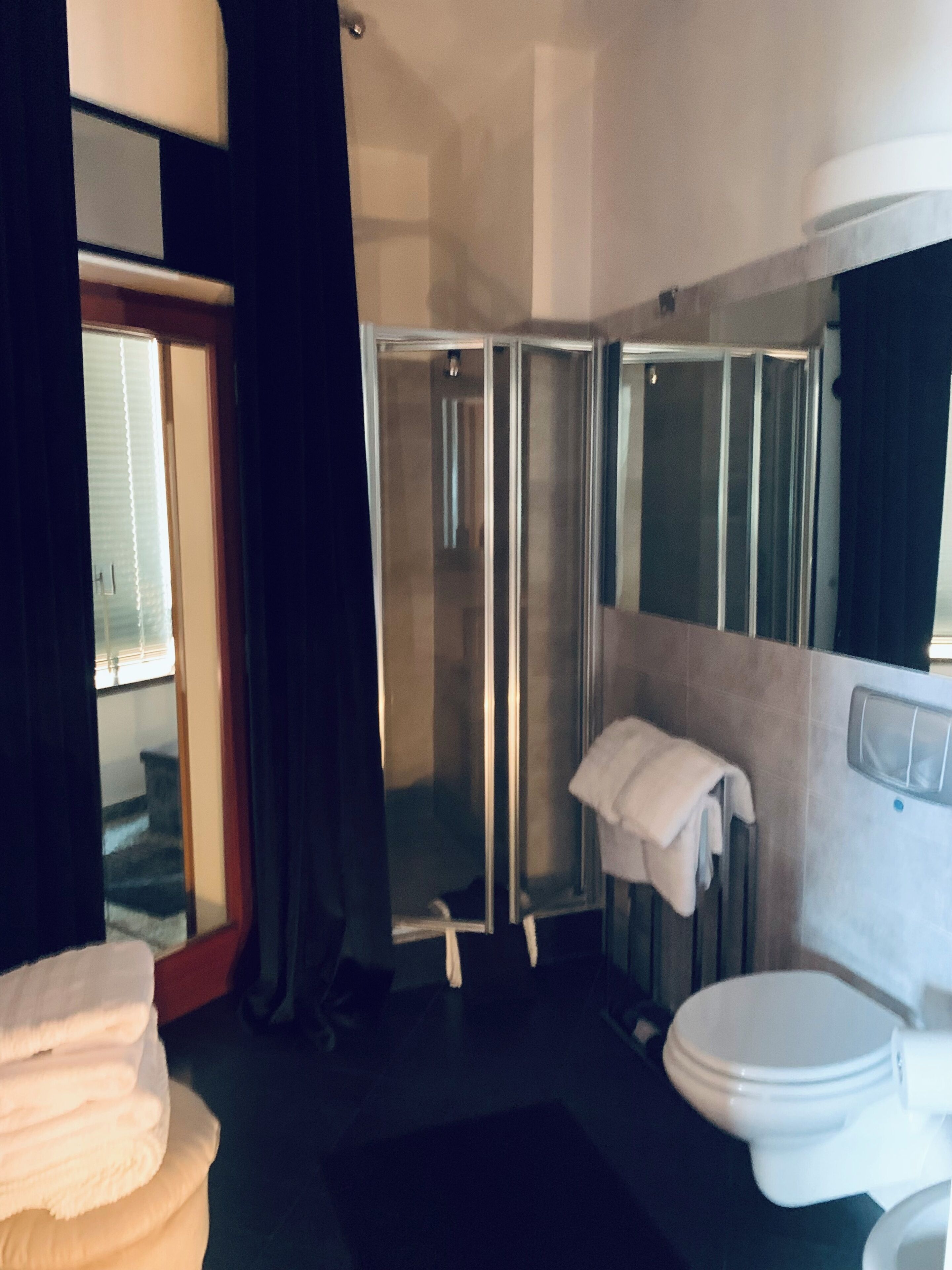 Haartrockner, Handtücher, Seife, Toilettenpapier