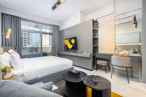 Luxury Studio, Balcony, City View | Living room - Vogue| Downtown close to Burj Khalifa | Dubai Mall (Dubai)