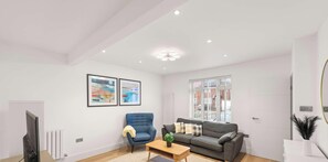 TV, table football, offices - Family & Contractor Friendly, Sleeps 6, Maidenhead (Berkshire)