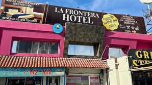 Um hotel chamado 'La Frontera Hotel', com um anúncio de acomodações novas e um preço de $100,00 para 2 pessoas.