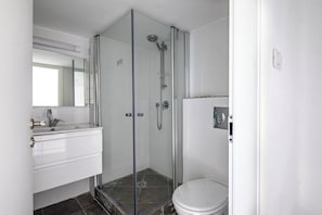 Serviettes fournies, savon, papier de toilette