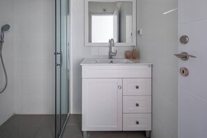 Serviettes fournies, savon, papier toilette