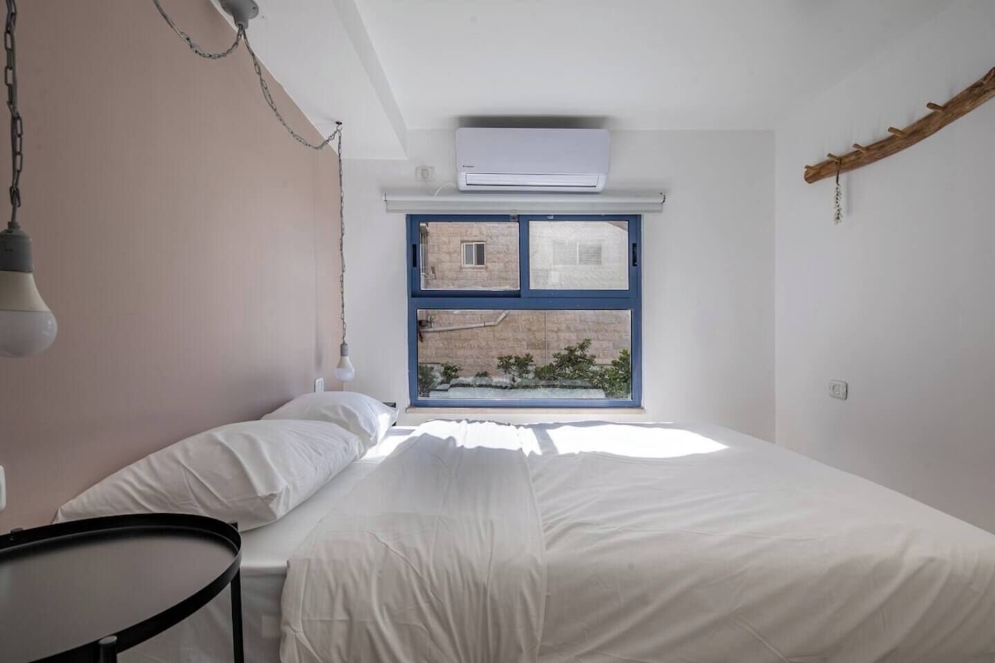 5 bedrooms, iron/ironing board, WiFi (free), bed sheets