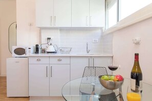 Fridge, microwave, coffee/tea maker, dining tables - Port City Haifa- studio next to the Beach & Rambam (Haifa)
